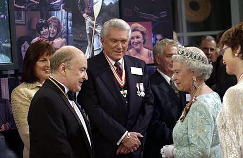 Tommy Hunter standing with the queen.